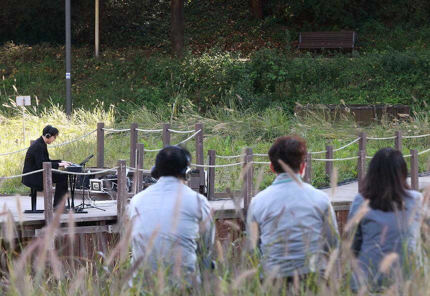 가을 정취 물씬 ‘양재천 랜선 수변음악회’ - 3