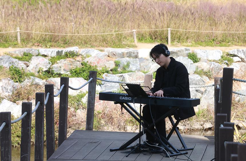 가을 정취 물씬 ‘양재천 랜선 수변음악회’ - 2