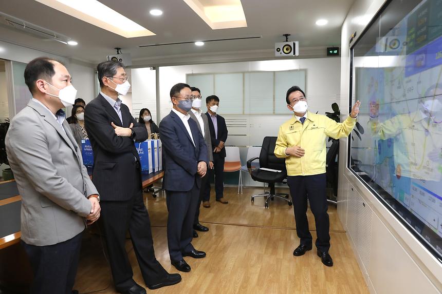 강남구보건소 직원에게 응원키트 전달 - 5
