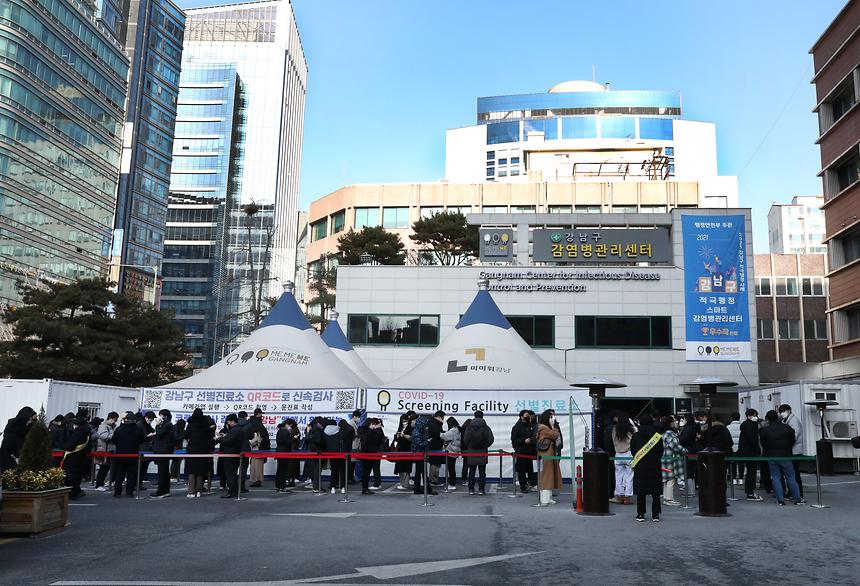 붐비는 강남구 코로나19 선별진료소  - 1