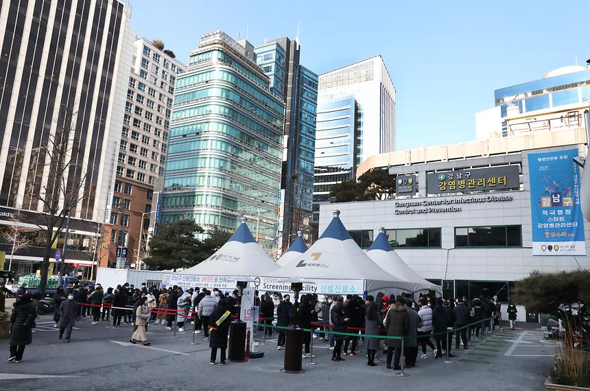 붐비는 강남구 코로나19 선별진료소  - 4