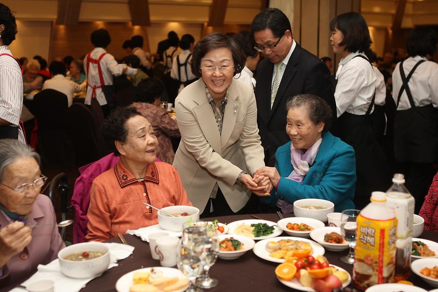 경로잔치 청담 삼성 12 - 6