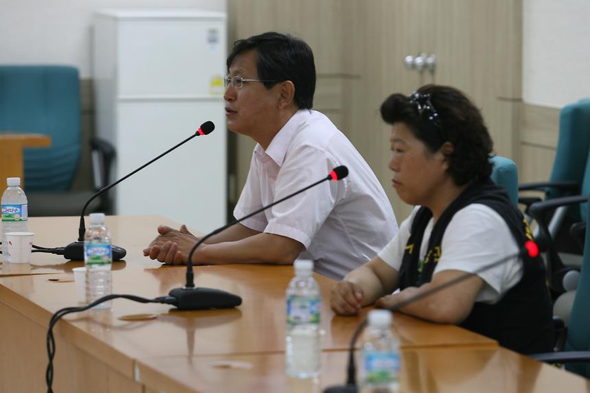 재건마을 주민과 회담 - 2