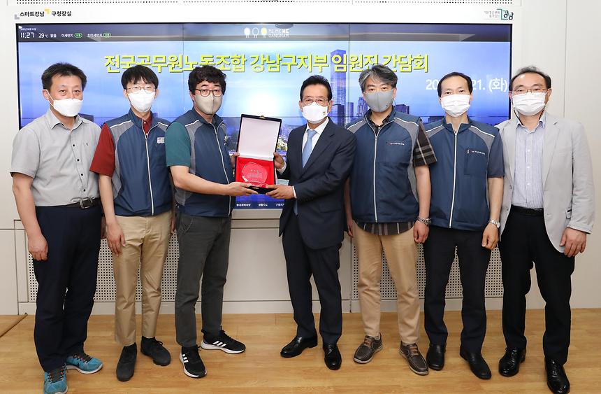 공무원 노조, 정순균 구청장에게 감사패 전달 - 3