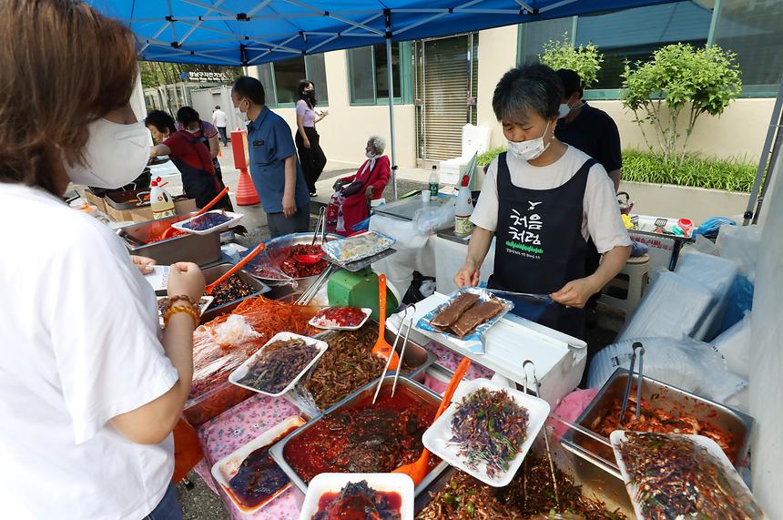 ‘강남구 팔도 특산물 직거래장터’ 재개 - 6