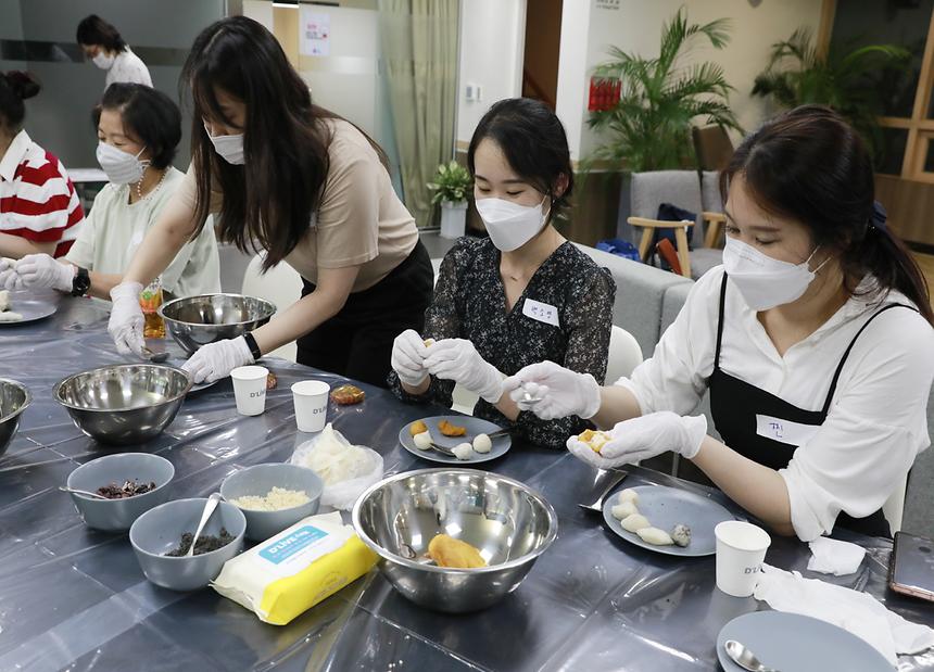 “송편빚기 같이 할 강남 1인 가구 모여라!” - 2