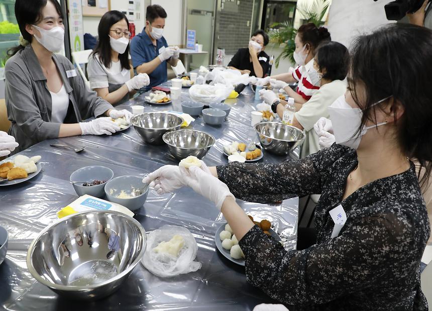 “송편빚기 같이 할 강남 1인 가구 모여라!” - 3