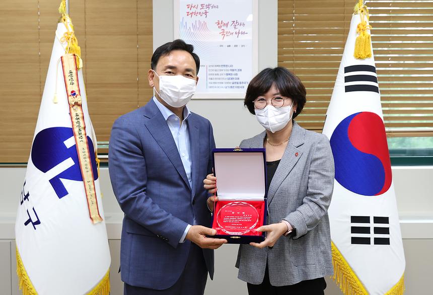저소득·취약계층 지원...국민건강보험공단 감사패 전달 - 2