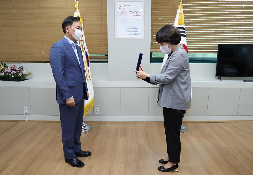 저소득·취약계층 지원...국민건강보험공단 감사패 전달 - 5