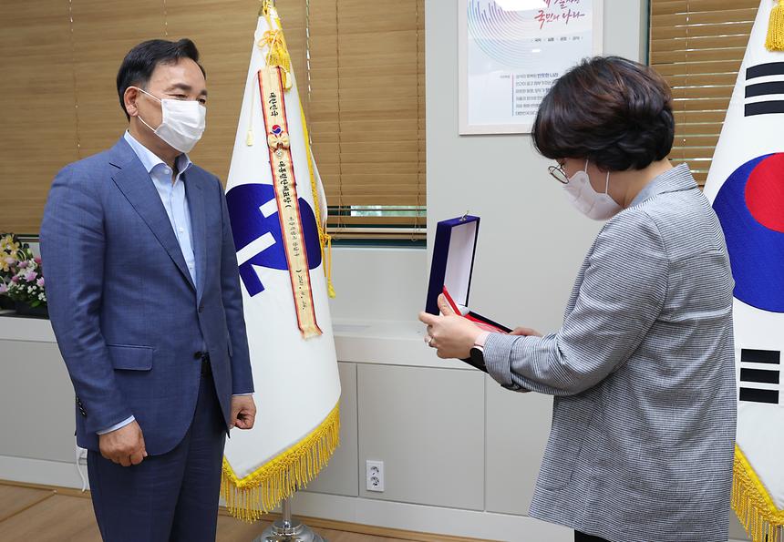 저소득·취약계층 지원...국민건강보험공단 감사패 전달 - 1