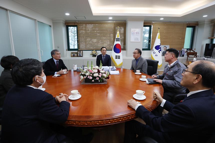 현대산업개발, 구룡마을 이재민 돕기 성금 전달 - 4