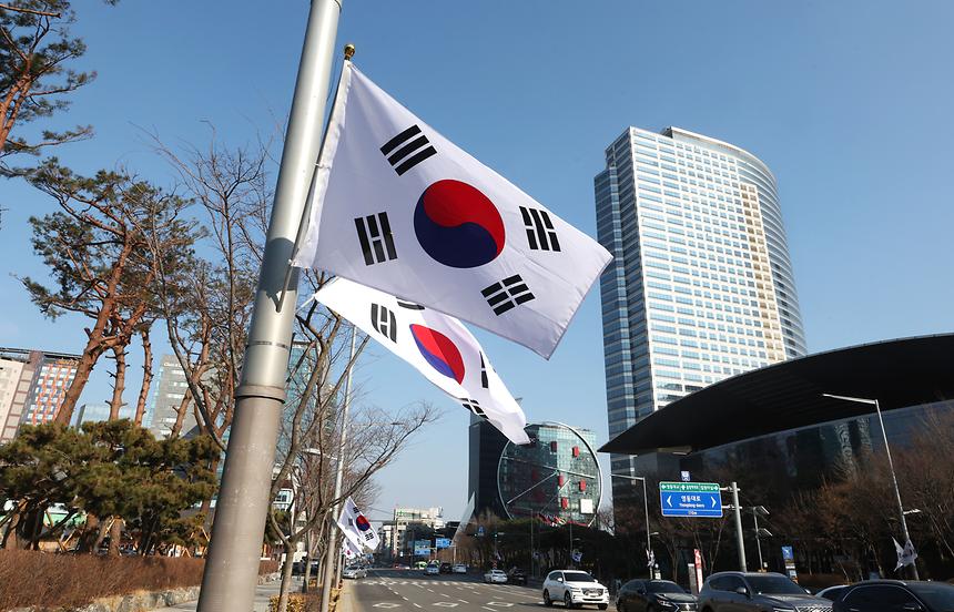‘제104주년 3·1절 나라사랑 태극기 달기’ - 2