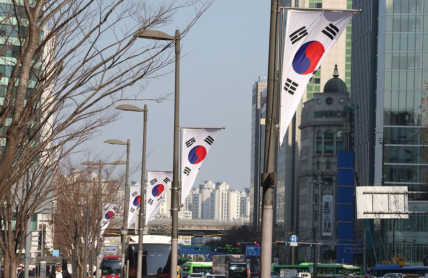‘제104주년 3·1절 나라사랑 태극기 달기’ - 3