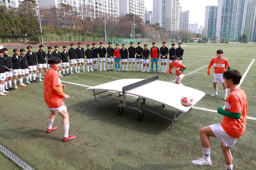 헝가리, 중대부고에 테크볼대 기증 - 1