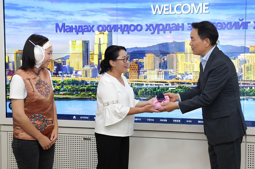 해외 나눔의료 실천...몽골 소녀 귀 재건 수술 - 3