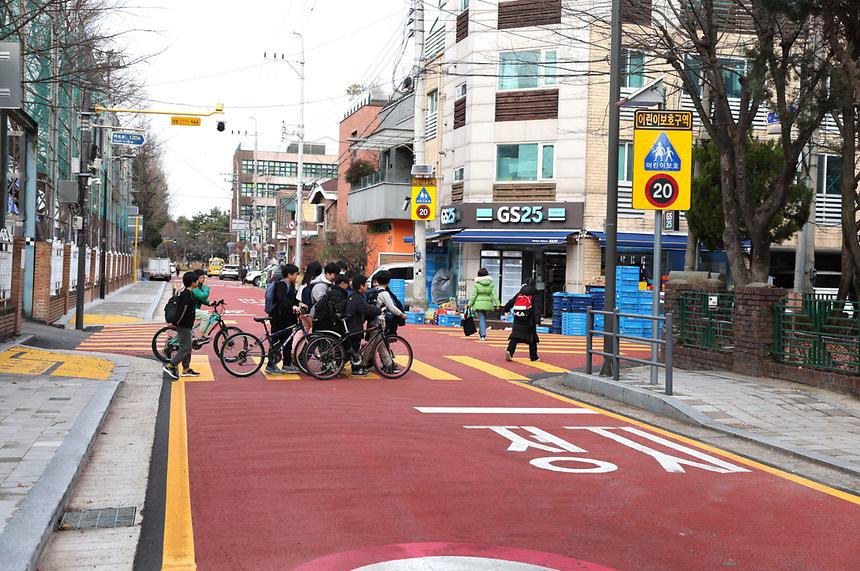 안전한 통학로 만들기...9개교 스쿨존 보도 설치 완료 - 4