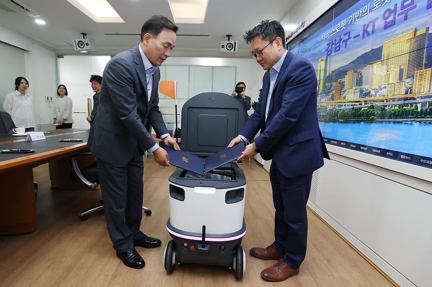 강남구-KT 로봇사업 활성화를 위한 업무협약 - 3