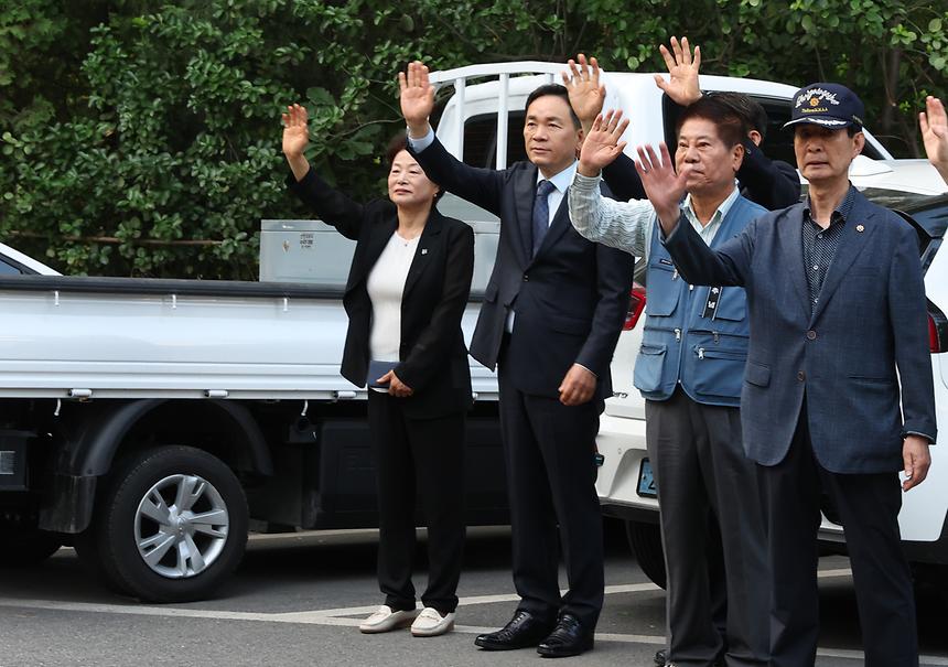현충일 추념식 참배 유가족 환송 - 2