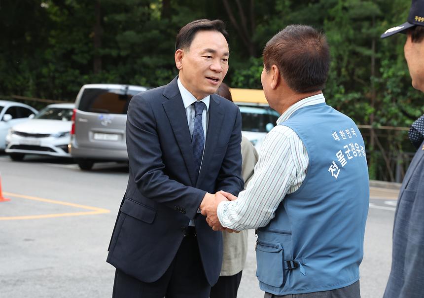 현충일 추념식 참배 유가족 환송 - 4