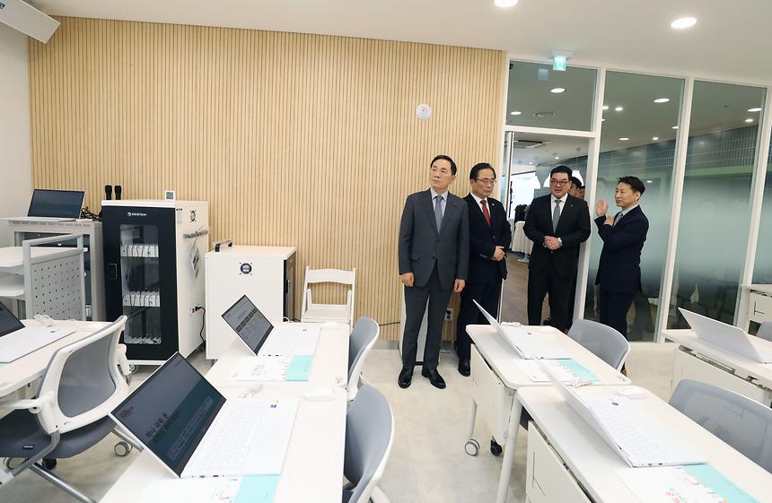 강남구 신중년 디지털 일자리센터 개관 - 7