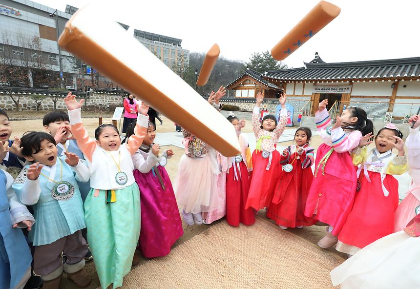 설날 어린이 예절학교...전통놀이 즐기고 세배하고 - 1