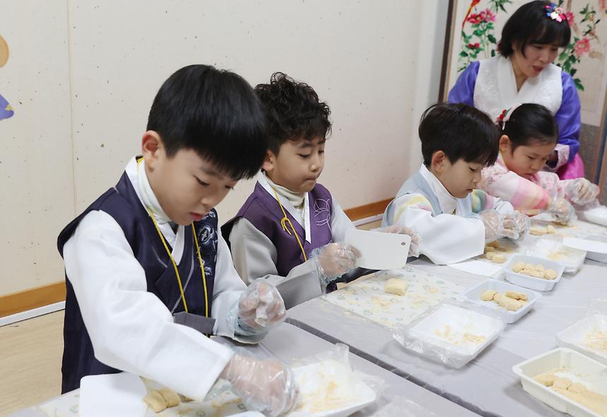 설날 어린이 예절학교...전통놀이 즐기고 세배하고 - 10