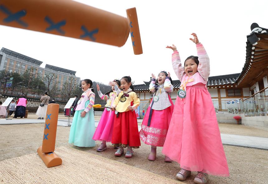 설날 어린이 예절학교...전통놀이 즐기고 세배하고 - 2