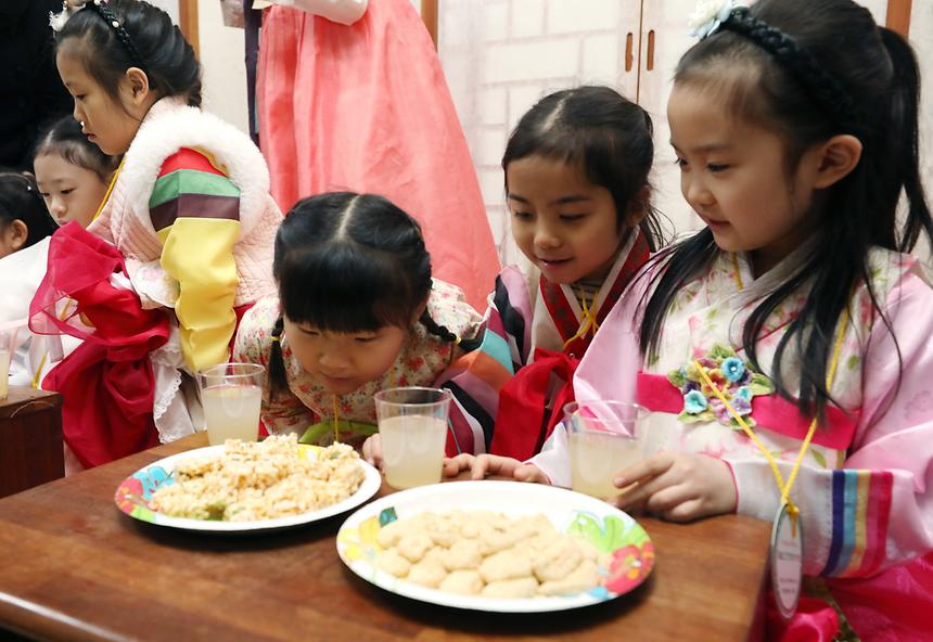 설날 어린이 예절학교...전통놀이 즐기고 세배하고 - 13