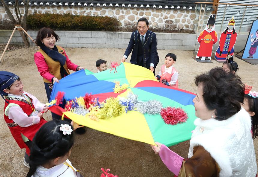 설날 어린이 예절학교...전통놀이 즐기고 세배하고 - 4