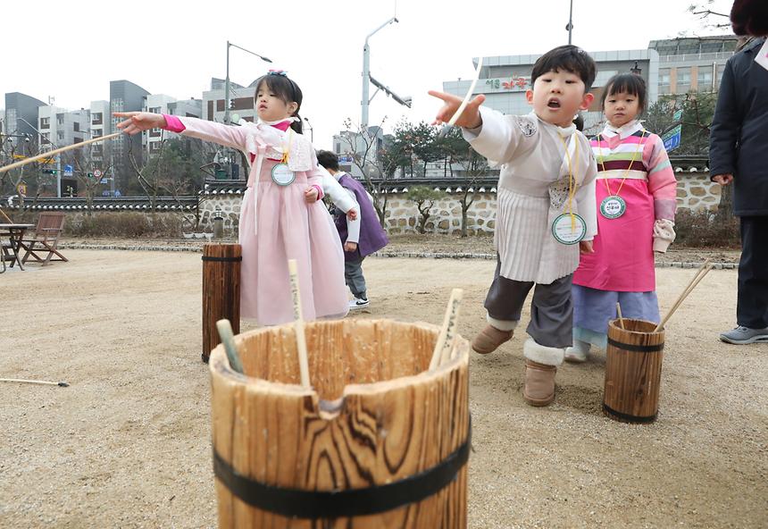 설날 어린이 예절학교...전통놀이 즐기고 세배하고 - 6