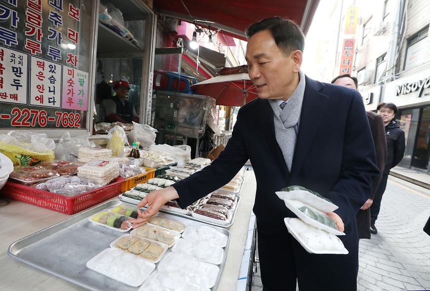 설 앞두고 전통시장 방문 - 4