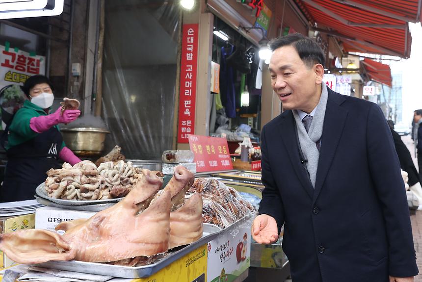 설 앞두고 전통시장 방문 - 6