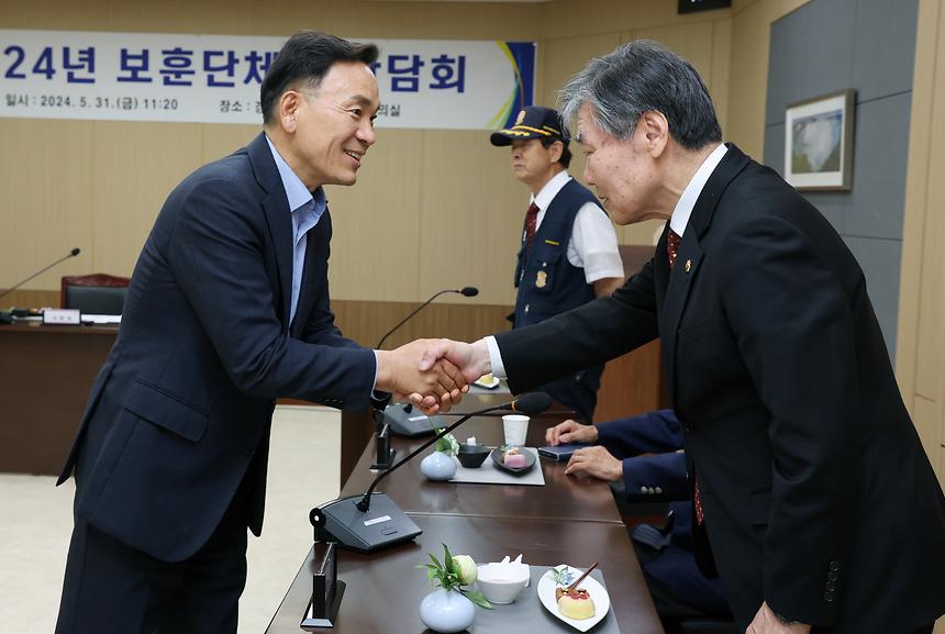 강남구 보훈단체장들에게 감사장 전달 - 2