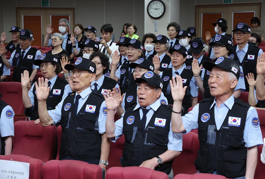 ‘강남선배시민 경찰봉사대’ 발대식 - 5