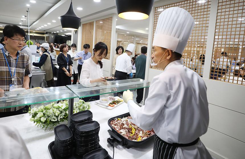 강남구청장 취임 2주년 점심 배식 봉사 - 3