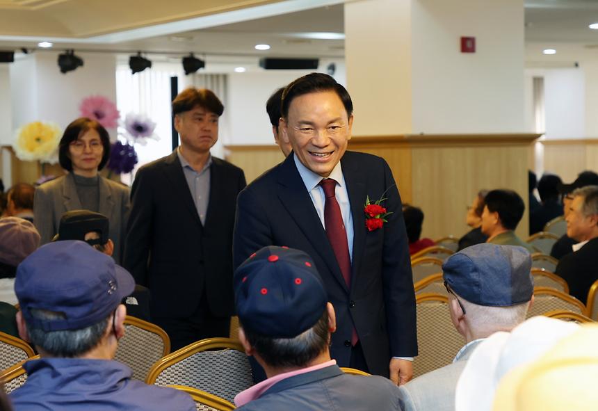 “어르신들, 건강하세요!” 신사동 어르신 경로잔치 - 1