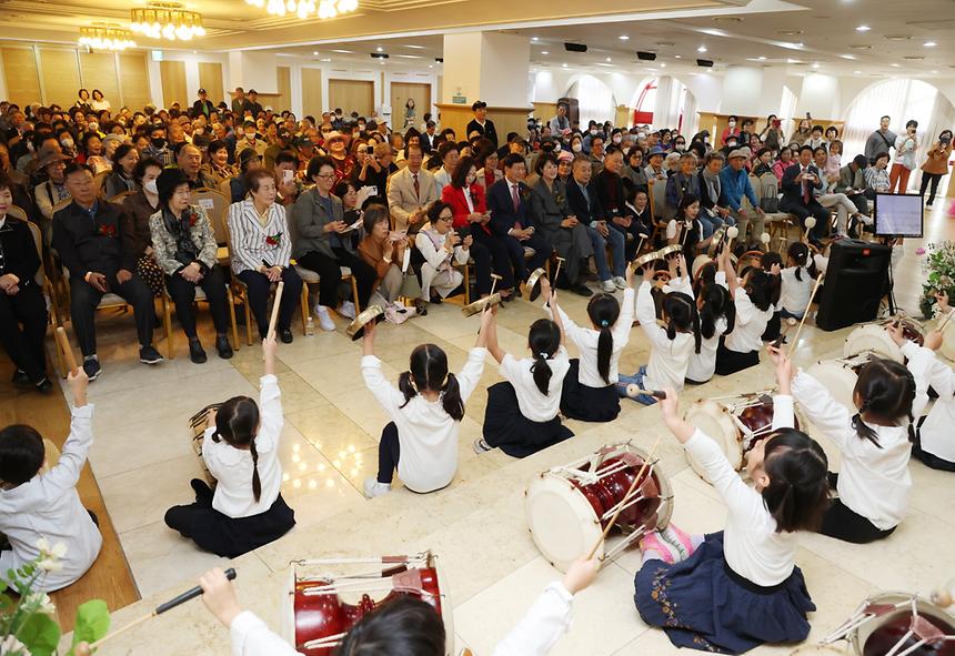 “어르신들, 건강하세요!” 신사동 어르신 경로잔치 - 6
