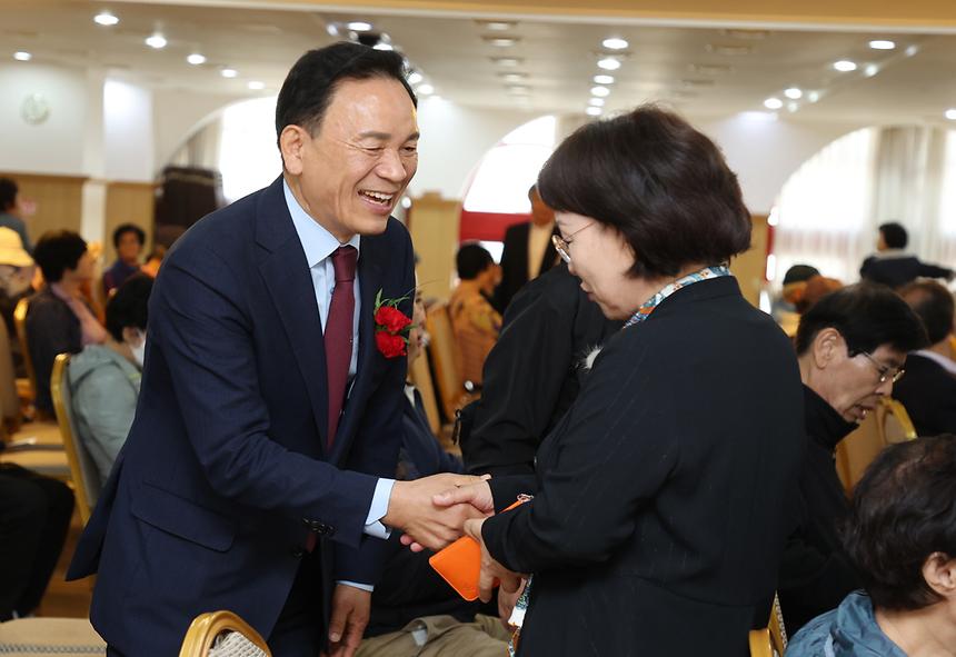 “어르신들, 건강하세요!” 신사동 어르신 경로잔치 - 2