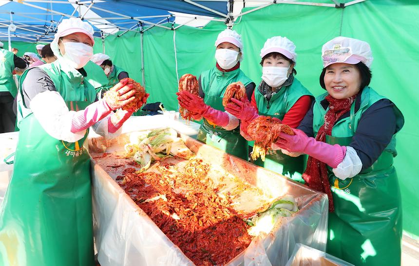 강남구 새마을부녀회 ‘사랑의 김장 담그기’ - 1
