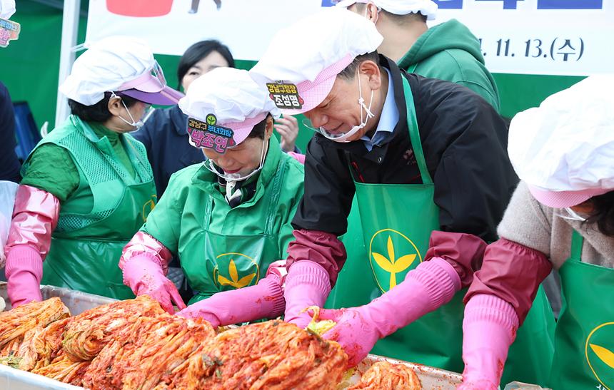 강남구 새마을부녀회 ‘사랑의 김장 담그기’ - 2