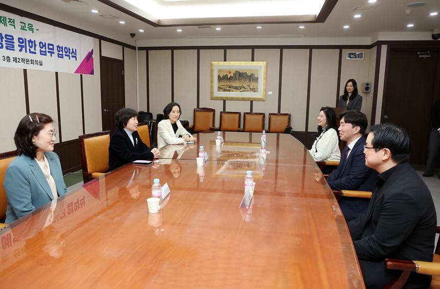 신한은행과 ‘어르신 금융사기 피해 예방을 위한 업무협약’ 체결 - 3