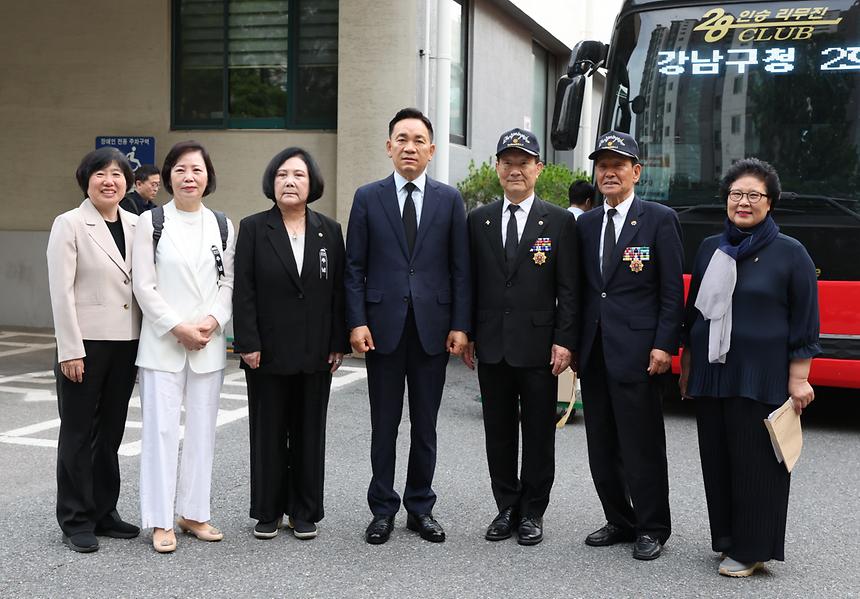 현충일 참배 보훈가족 환송 - 3