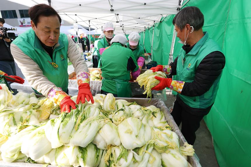 새마을부녀회와 ‘사랑의 김장담그기’ - 7