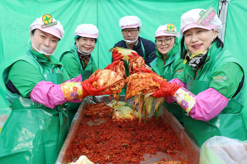 새마을부녀회와 ‘사랑의 김장담그기’ - 5