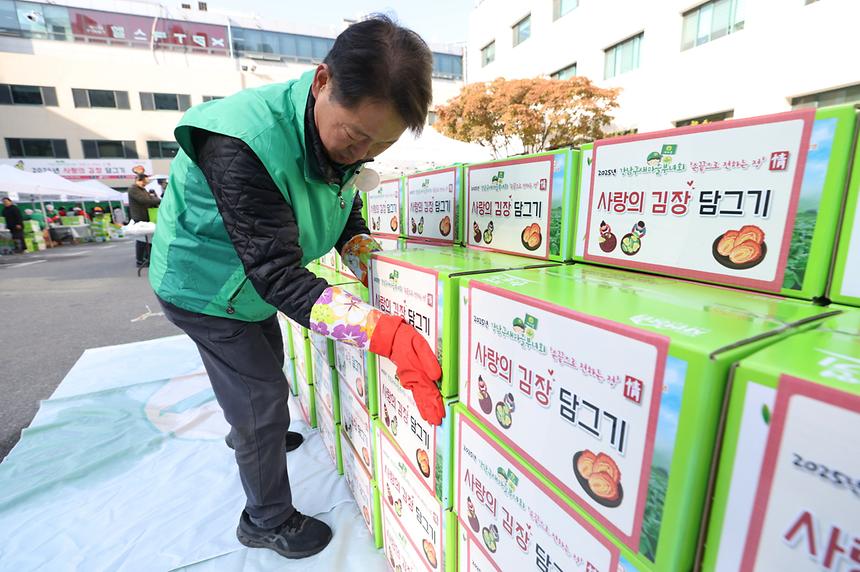 새마을부녀회와 ‘사랑의 김장담그기’ - 11