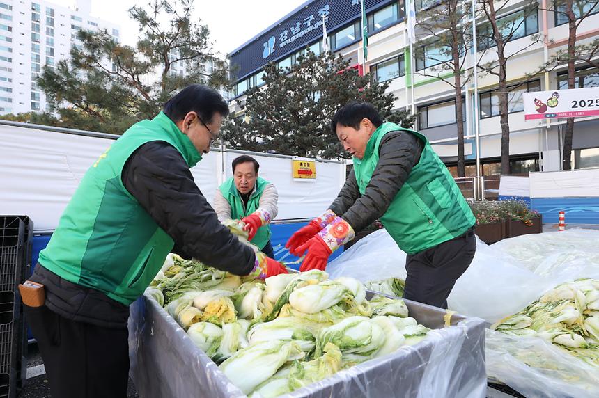 새마을부녀회와 ‘사랑의 김장담그기’ - 10