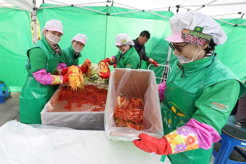 새마을부녀회와 ‘사랑의 김장담그기’ - 8