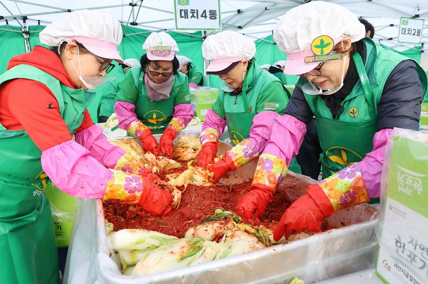 새마을부녀회와 ‘사랑의 김장담그기’ - 4