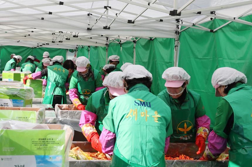 새마을부녀회와 ‘사랑의 김장담그기’ - 2