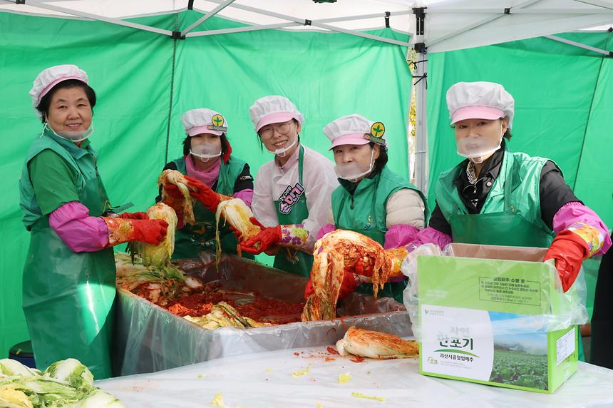 새마을부녀회와 ‘사랑의 김장담그기’ - 6